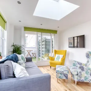Bright 3 Bed Flat With Pool & Parking Apartment